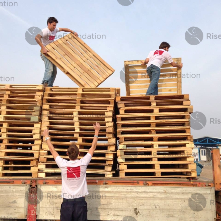 Kawergosk camp: To prepare for winter, Rise Foundation supplied wooden pallets to raise the floor of tents. Photo by Rise Foundation